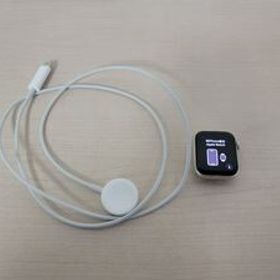 バッテリ100% Apple Watch SE 第2世代 GPSモデル 40mm スターライト MNJP3J/A アップルウォッチ