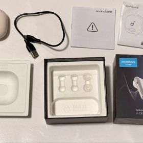 白色のSoundcore Liberty 4 NC ワイヤレスイヤフォン