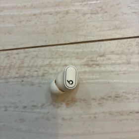 Beats Studio Buds + ワイヤレスイヤホン 左