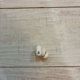 Beats Studio Buds + ワイヤレスイヤホン 右