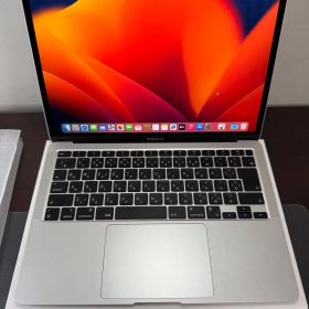 MacBook Air 2020 . M1、シルバー。