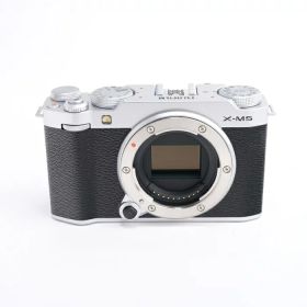 【中古】 (フジフイルム) FUJIFILM X-M5 ボディ シルバー【中古カメラ デジタル一眼】 ランク：AB