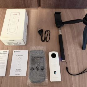 RICOH THETA SC2 本体と付属品