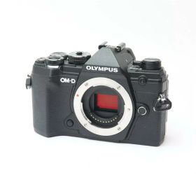 【中古】 《良品》 OLYMPUS OM-D E-M5 Mark III ボディ ブラック 【バッテリー室カバー部品交換/各部点検済】 [ デジタルカメラ ]