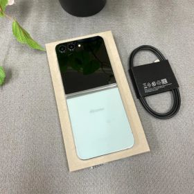 新品同様 Galaxy Z Flip5 256GB 国内版SIMフリー 送料無料
