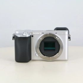 【中古】 (ソニー) SONY α6400 ILCE-6400 ボディ シルバー【中古カメラ デジタル一眼】 ランク：AB