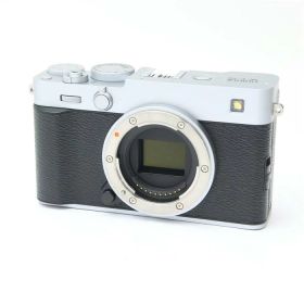 【中古】 《新同品》 FUJIFILM X-E5 ボディ シルバー 【ストラップ取付部部品交換/各部点検済】 [ デジタルカメラ ]