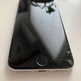 iPhone se2 画面にひび・バッテリー非純正