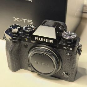 【美品】FUJIFILM X-T5 ボディ ブラック【保証書付き】