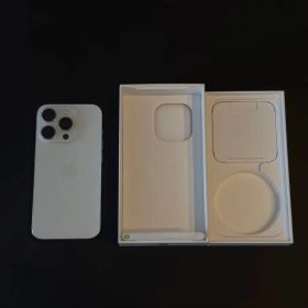 Apple iPhone 15 Pro ホワイトチタニウム 極美品