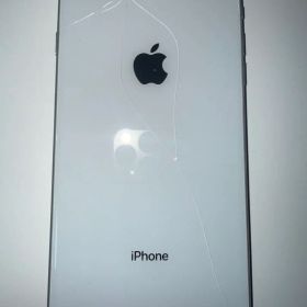 iPhone 8 Plus ホワイト 背面ひび割れ