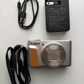 Canon PowerShot SX740 HS 本体と付属品