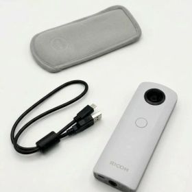 【中古 動作確認済】 RICOH 360度カメラ RICOH THETA SC (ホワイト) 全天球カメラ 910740 カメラ デジカメ 入学式 入園式 卒業式 卒園式 歓迎会 送迎会 自撮り セルフィー 花見 旅行 ブラブラ 思い出 想い出 日常 Vlog カメラ男子 カメラ女子