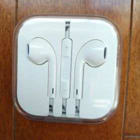 新品未使用 Apple EarPods 純正イヤホンジャック ホワイト