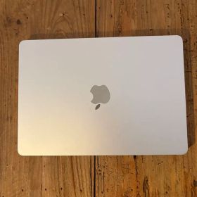 美品 Apple MacBook air M4 16GB 13インチ 2025