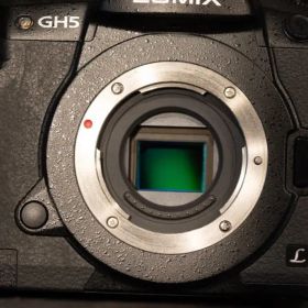Panasonic LUMIX DC-GH5 ボディ 一眼カメラ 【中古】