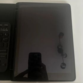 iPad Air 2（9.7インチ）と、専用のキーボード付きカバーのセットです。