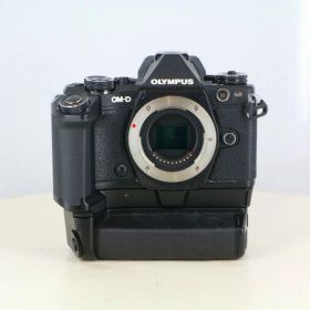 【中古】 (オリンパス) OLYMPUS E-M5MarkIIボディ ブラック+HLD-8【中古カメラ デジタル一眼】 ランク：B