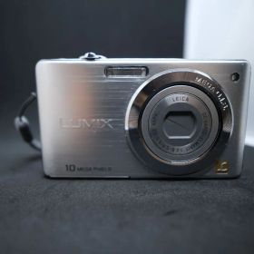 【動作確認済・電池充電器付】LUMIX コンデジDMC-FS7