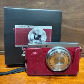 【中古】FUJIFILM XF1 RED