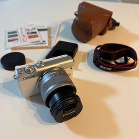 キヤノン(Canon)のCanon EOS M100 Wズームキット WH【美品】(ミラーレス一眼)