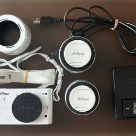 Nikon 1 J1 ダブルズームキット 白【収納バッグ・ケース・クリーナー付】
