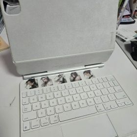 ホワイトの2024年モデルのアップル純正Magic Keyboard