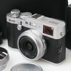 【中古】【並品】富士フイルム X100F シルバー CA01-M6209-2Q3 APS-C デジカメ コンデジ 中古