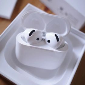 極美品 AirPods 4（アクティブノイズキャンセリング搭載モデル）