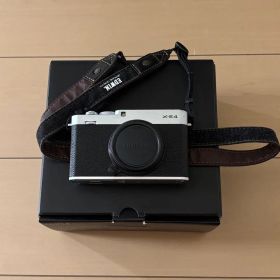 FUJIFILM X-E4 シルバー+EDWIN カメラストラップ