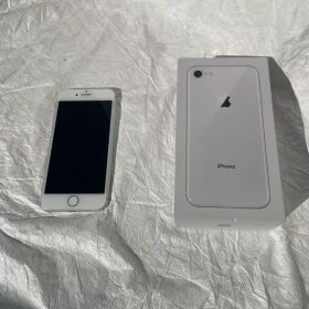 Apple iPhone 8 シルバー 64GB バッテリー82%