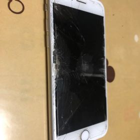 iPhone 8 ホワイト 画面ひび割れ