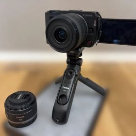 EOS R50 V レンズキット 三脚、50㎜レンズ付き