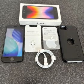 iPhone SE (第3世代) 256GB、spigenケース(スタンド付き)