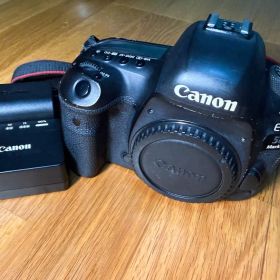 Canon EOS 5D Mark IV 本体とバッテリー