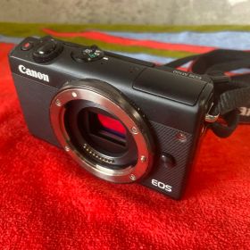 ☆【美品】Canon EOS M100 ミラーレスカメラ ブラック