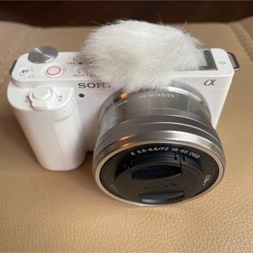 ソニー(SONY)のソニーVLOGCAM ZV-E10L ホワイト 別売GP-VPT2BT付(ミラーレス一眼)