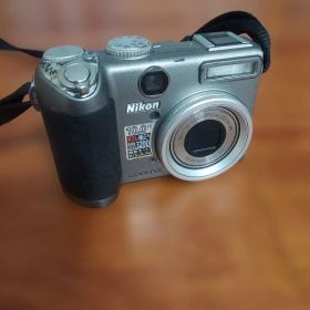 Nikon Coolpix P5000 コンパクトデジタルカメラ
