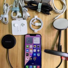 iPhone 13 Pro 256GB本体 付属品大量 充電器・ケーブル付き