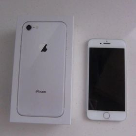 ら*ど様 【箱付/シルバー】iPhone8 64GB