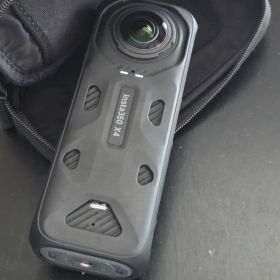 Insta360 X4 アクションカメラ 本体とスタンド
