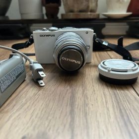 OLYMPUS E-PL3ミラーレス一眼 ホワイト 充電器付き