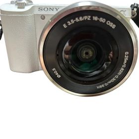 SONY α5100 E 16-50mm OSS