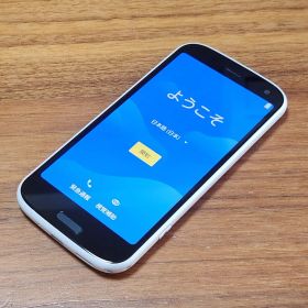 【美品】docomoらくらくスマートフォン／ホワイト（F-52B）初期化済み