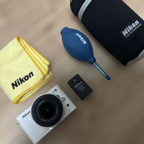 【最終値下】Nikon 1 J1 ホワイト ミラーレスカメラ 充電器なし