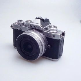 【中古】 (ニコン) Nikon Z FC 16-50 VR レンズキツト シルバー【中古カメラ デジタル一眼】 ランク：AB