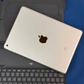 iPad 第6世代 (32GB)本体 wifi キーボードセット