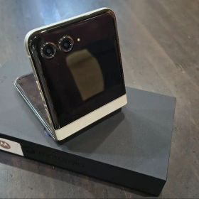 GW値下げ モトローラ motorola razr60 ホワイト 国内 美品