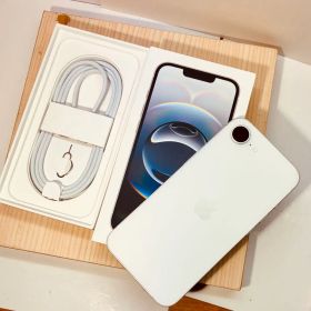 【極美品】iPhone 16e ホワイト128GB バッテリー100%付属品完備
