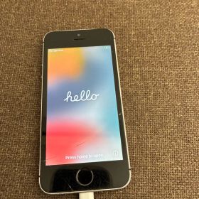 Apple iPhone SE シルバー 本体